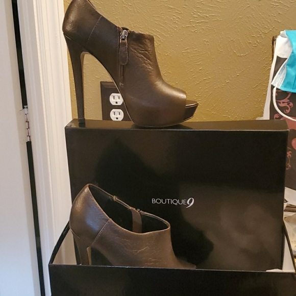 Shoes - Picture 1 of 2